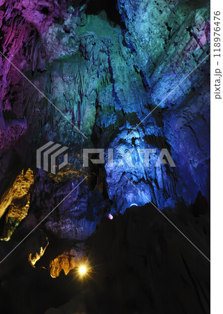 カラフルにライトアップされた特別天然記念物 秋芳洞内部  カラフルにライトアップされた特別天然記念物 秋芳洞内部  118976476
