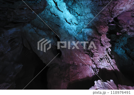 カラフルにライトアップされた特別天然記念物 秋芳洞内部 カラフルにライトアップされた特別天然記念物 秋芳洞内部 118976491