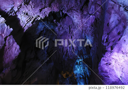 カラフルにライトアップされた特別天然記念物 秋芳洞内部 カラフルにライトアップされた特別天然記念物 秋芳洞内部 118976492