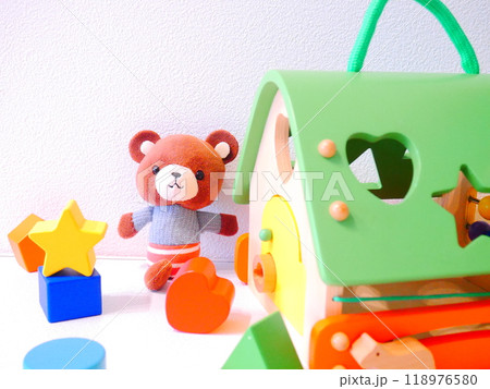 クマのぬいぐるみと積み木 118976580