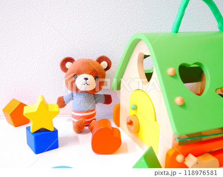 クマのぬいぐるみと積み木 クマのぬいぐるみと積み木 118976581