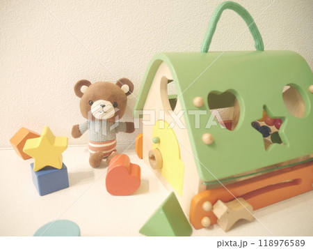 クマのぬいぐるみと積み木 118976589