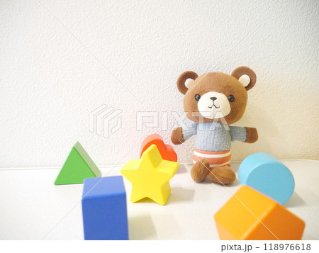 クマのぬいぐるみと積み木 クマのぬいぐるみと積み木 118976618
