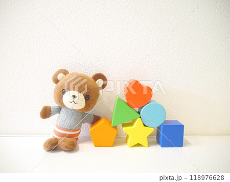 クマのぬいぐるみと積み木 クマのぬいぐるみと積み木 118976628