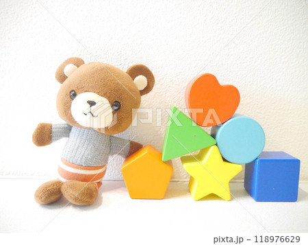 クマのぬいぐるみと積み木 クマのぬいぐるみと積み木 118976629