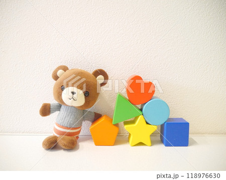 クマのぬいぐるみと積み木 クマのぬいぐるみと積み木 118976630