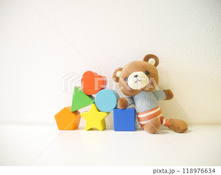 クマのぬいぐるみと積み木 118976634