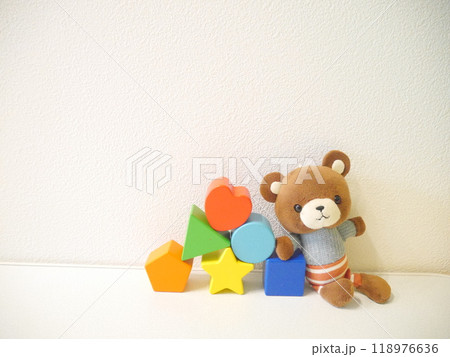 クマのぬいぐるみと積み木 クマのぬいぐるみと積み木 118976636