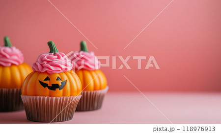 ピンクの背景と生クリームがトッピングされたカボチャのハロウィンスイーツ 118976913