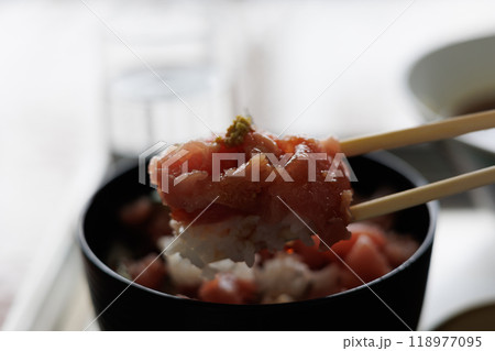 中おち丼アップ（青森中央卸売市場食堂） 118977095