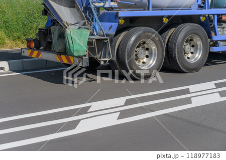 生コンを運ぶミキサー車 118977183