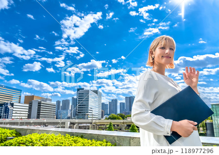 フリーランスの女性デザイナーと東京の都市風景 118977296