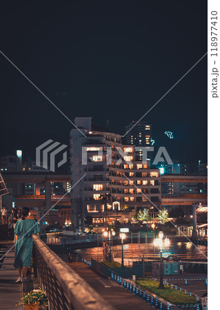 夜景に佇む女性 夜景に佇む女性 118977410