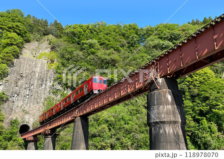 岩戸の景観　百枝鉄橋と赤い列車 118978070