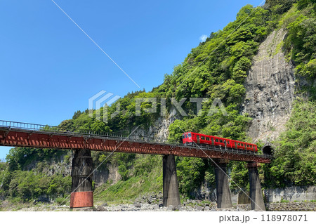 岩戸の景観　百枝鉄橋と赤い列車 118978071
