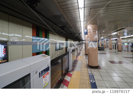 東京メトロ_日比谷線_東銀座駅ホーム 118978157