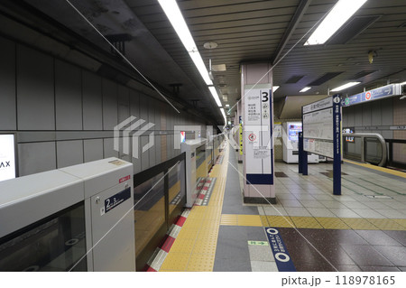 東京メトロ_日比谷線_霞ヶ関駅_の駅ホーム 東京メトロ_日比谷線_霞ヶ関駅_の駅ホーム 118978165