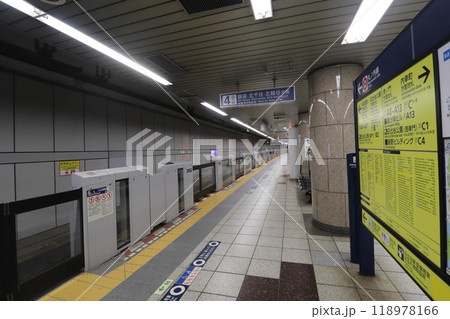 東京メトロ_日比谷線_霞ヶ関駅_の駅ホーム 118978166