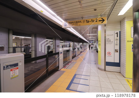 東京メトロ_日比谷線_六本木駅_広尾方面の駅ホーム 東京メトロ_日比谷線_六本木駅_広尾方面の駅ホーム 118978178