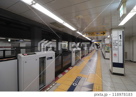 東京メトロ_日比谷線_神谷町駅_六本木方面の駅ホーム 118978183