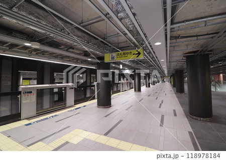 東京メトロ_日比谷線_虎ノ門ヒルズ駅_霞ヶ関方面の駅ホーム 118978184
