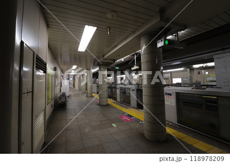東京メトロ_日比谷線_恵比寿駅_中目黒方面の駅ホーム 118978209