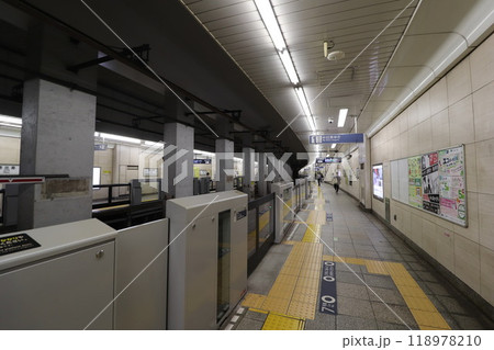 東京メトロ_日比谷線_恵比寿駅_中目黒方面の駅ホーム 118978210
