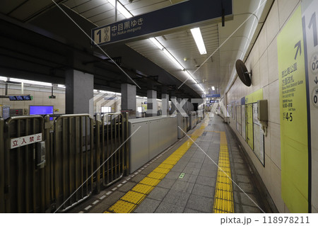 東京メトロ_日比谷線_恵比寿駅_中目黒方面の駅ホーム 118978211