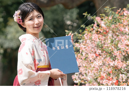 卒業式を迎えた女子大学生 118978216