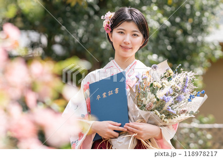 卒業式を迎えた女子大学生 118978217