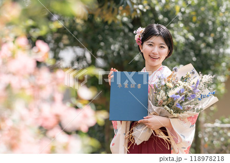 卒業式を迎えた女子大学生 118978218