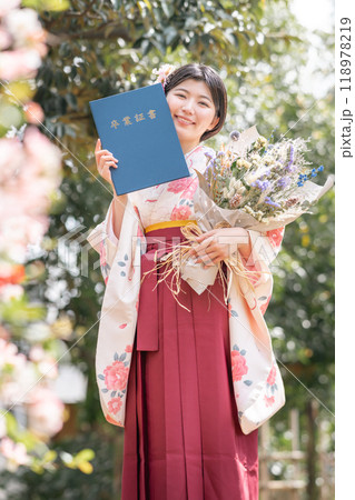 卒業式を迎えた女子大学生 118978219