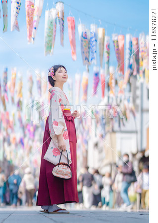 レトロな街並みを袴姿で歩く若い女性 レトロな街並みを袴姿で歩く若い女性 118978221