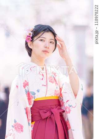 袴を着て街歩きをする若い女性 118978222