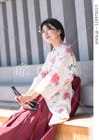 袴を着て街歩きをする若い女性 118978223