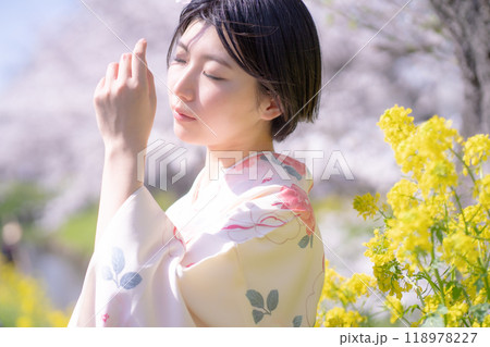 さくら咲く街を袴姿で歩く若い女性 118978227