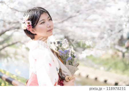 卒業式を迎えた女子大学生 卒業式を迎えた女子大学生 118978231