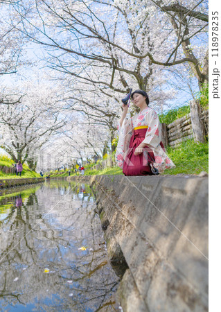 桜満開の中袴を着た若い女性 118978235