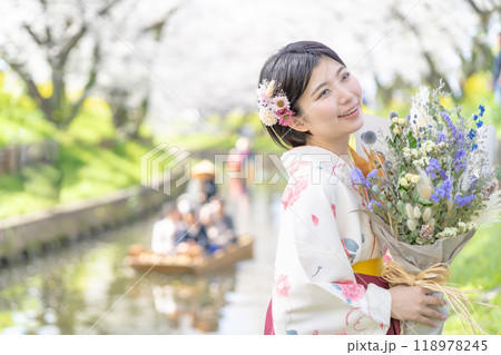 卒業式を迎えた女子大学生 118978245