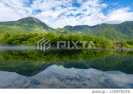 上高地　大正池の風景 118978259