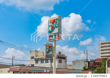 典型的なセブンイレブンの看板 118979965