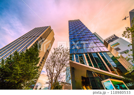 日本の東京都市景観 飛行機や渋谷クロスタワー、渋谷アクシュなどを望む=10月4日 日本の東京都市景観 飛行機や渋谷クロスタワー、渋谷アクシュなどを望む=10月4日 118980533