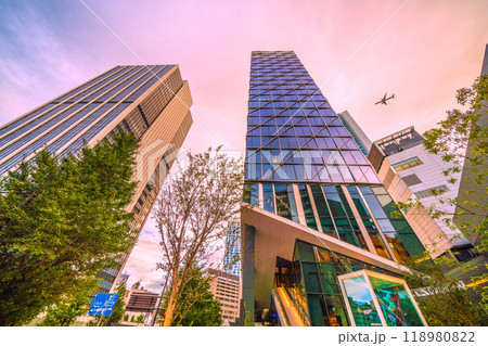 日本の東京都市景観 飛行機や渋谷クロスタワー、渋谷アクシュなどを望む=10月4日 日本の東京都市景観 飛行機や渋谷クロスタワー、渋谷アクシュなどを望む=10月4日 118980822