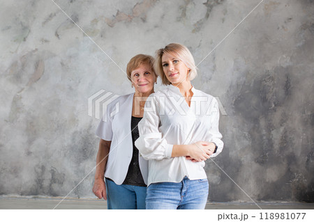 Portrait of elderly woman with her granddaughter Portrait of elderly woman with her granddaughter 118981077