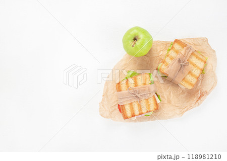 Sandwich and apple served in parchment paper. Healthy snack. eating organic vegan meals from take away 118981210