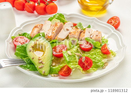 Healthy salad with grilled chicken, tomato, avocado, lettuce. Healthy and detox food concept. Ketogenic diet Healthy salad with grilled chicken, tomato, avocado, lettuce. Healthy and detox food concept. Ketogenic diet 118981312