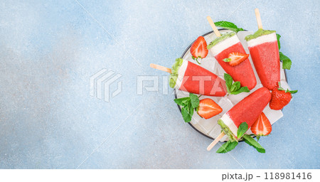 Homemade strawberry and kiwi popsicles, sweet and natural ice cream dessert. Summer food concept 118981416