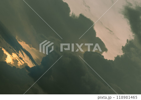 The sky is being covered with white clouds. 118981465