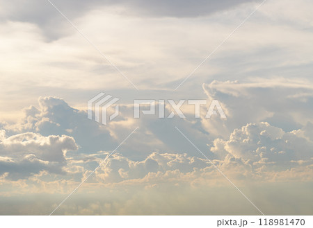 The sky is being covered with amazing clouds. 118981470