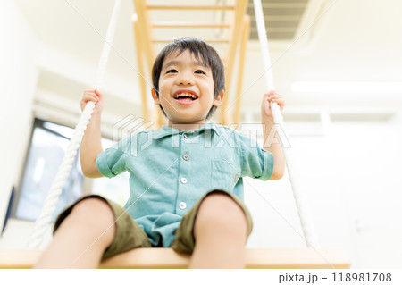 屋内保育イメージ_ブランコ 屋内保育イメージ_ブランコ 118981708